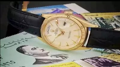 بيع ساعة جمال عبد الناصر الذهب بالمزاد يثير الجدل، والنشطاء يكشفون سر نقش السادات عليها