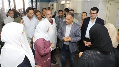 محافظ الشرقية يفاجئ العاملين بمستشفى الزقازيق العام ويلتقي بالمرضى 