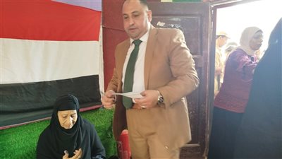 واجب وطني لا يعرف العمر، مسنان يدليان بصوتيهما ورئيس لجنة يساعد سيدة أثناء الاقتراع 