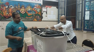 بدء عمليات الفرز في لجنة مدرسة محمود مرزوق بالإسكندرية بانتخابات النواب (صور)