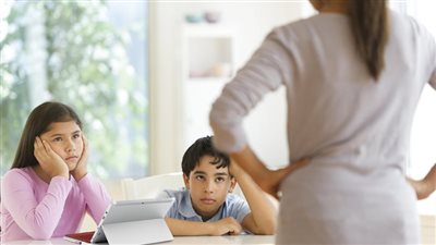 أخطاء تقع فيها الأمهات تُضعف العلاقة مع الأبناء دون وعي