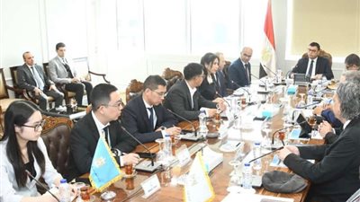 وزير الإسكان يلتقي وفدًا من جيانجسو فينجاي الصينية لبحث التعاون في تحلية مياه البحر