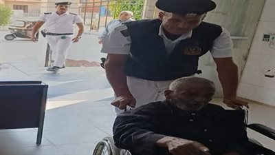 الشرطة تنقل مسنا من ذوي الاحتياجات الخاصة لتلقي العلاج بمدينة بدر