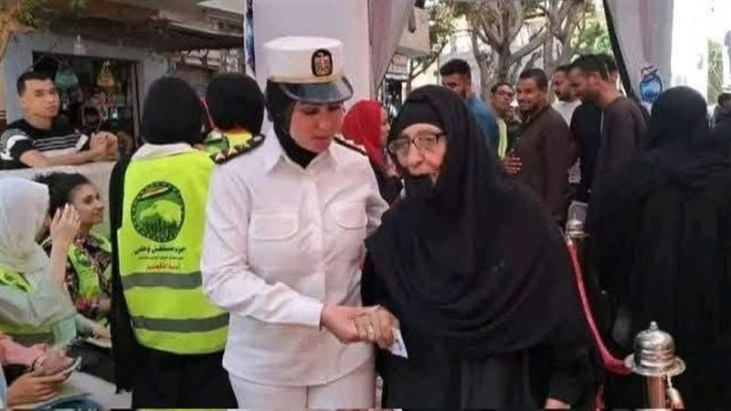 الشرطة النسائية أمام