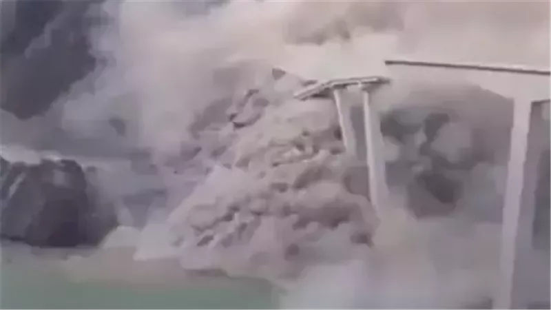 انهيار جسر في الصين،