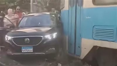 تصادم ترام الرمل بسيارة ملاكي في الإسكندرية