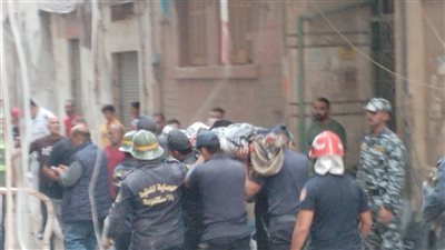 انتشال جثة شاب من تحت أنقاض عقار الجمرك المنهار بالإسكندرية 