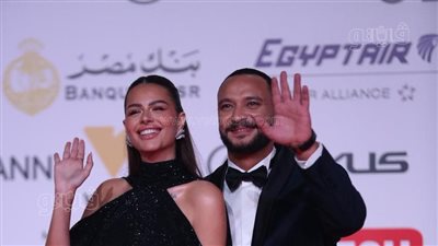 بعد شائعة انفصالهما، أحمد خالد صالح وهنادي مهنا على ريد كاربت مهرجان القاهرة السينمائي (صور)