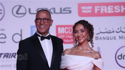 5 صور ترصد فنانين برفقة أسرهم وأبنائهم على ريد كاربت افتتاح مهرجان القاهرة السينمائي 