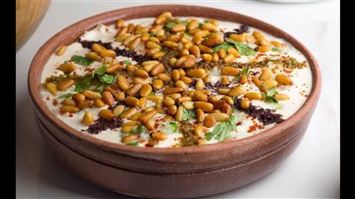 طريقة عمل فتة الحمص بالزبادي والثوم، أكلة شامية سهلة وسريعة