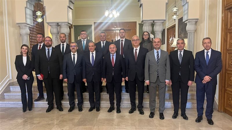 أعضاء الجلسة النقاشية