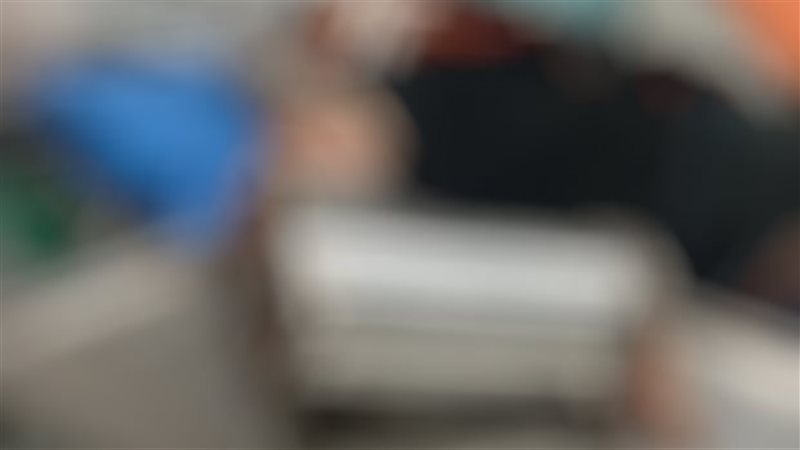 يد الشاب داخل المفرمة