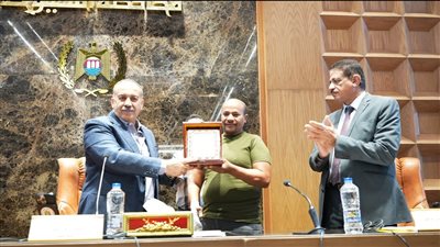 محافظ أسيوط يكرم مدير وحدة الإنقاذ السريع بعد تعرضه لإصابة أثناء عمله 