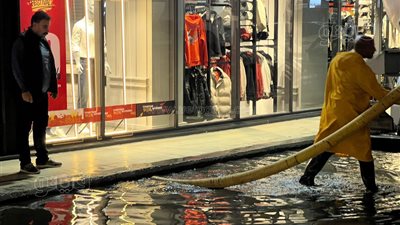 12 سيارة لشفط تجمعات مياه الأمطار من شوارع بورسعيد (صور)