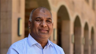 أستاذ بالجامعة الأمريكية يشارك في دراسة عالمية حول المناخ وحوكمة المدن