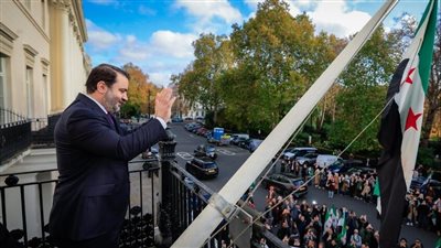 الشيباني يرفع العلم السوري أعلى سفارة دمشق في لندن