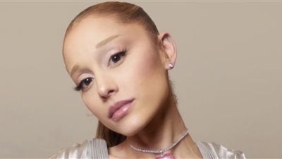 معجب يهجم على أريانا جراندي في سنغافورة وسينثيا إيريفو تهرع لإنقاذها (فيديو)