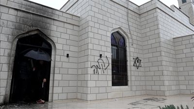 الخارجية الفلسطينية: إحراق المستوطنين لمسجد بالضفة انتهاك لحرمة دور العبادة