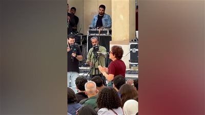 لم تتمالك دموعها، لبلبة تغني 