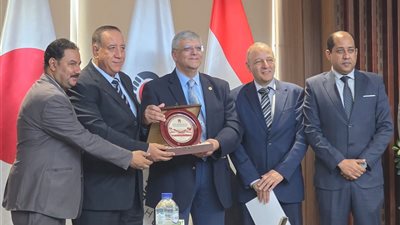 رئيس الجامعة اليابانية يكرم نقيب الصحفيين بالإسكندرية وأعضاء المجلس