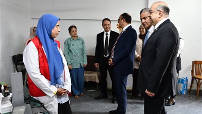 رئيس جامعة حلوان يتفقد فعاليات حملة دعم صحة المرأة 