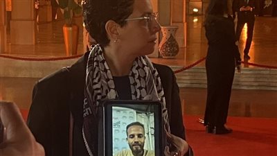 المخرج أحمد الدنف يشاهد أجواء السجادة الحمراء لفيلمه بمهرجان القاهرة من غزة 