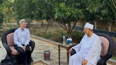 استقبله بالزي الصعيدي، شيخ الأزهر يلتقي بالمفكر العالمي جيفري ساكس بمنزله في الأقصر