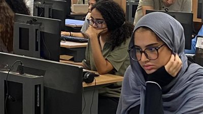 انطلاق الامتحانات الإلكترونية بآداب عين شمس ضمن منظومة التحول الرقمي بالجامعة