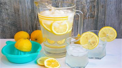 استشاري يكشف فوائد مذهلة للماء بالليمون ومدى علاقته بمكافحة السرطان