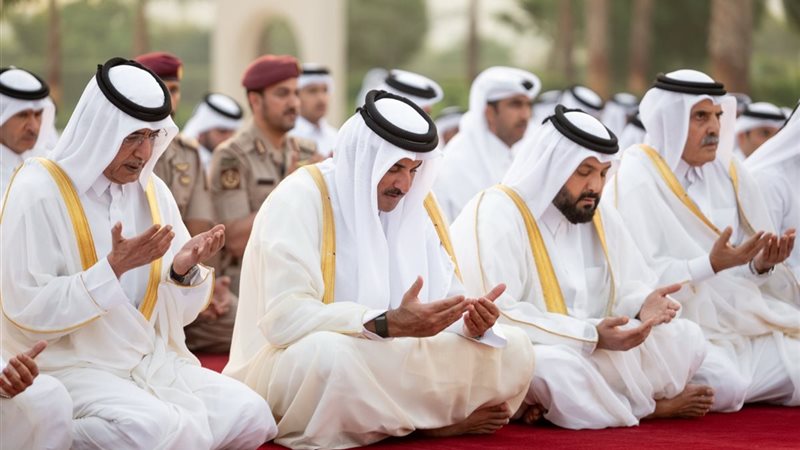 أمير قطر يؤدى صلاة