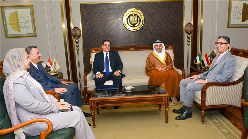 وزير التموين مع سفير