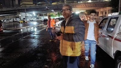 رئيس شركة الصرف الصحي بالإسكندرية يتابع ميدانيا التعامل مع مياه الأمطار أثناء النوة (صور)