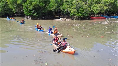 أمطار غزيرة تتسبب بفيضانات عارمة في جزيرة سومطرة الإندونيسية 
