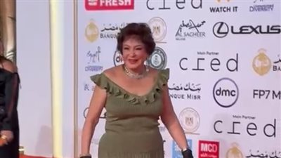 لبلبة تمازح المصورين في مهرجان القاهرة السينمائي: محدش قال لي فستانك حلو (فيديو)