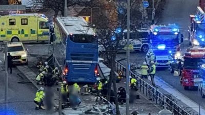 سقوط قتلى ومصابين في حادث اصطدام حافلة بمحطة انتظار بالسويد (فيديو)