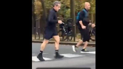 بعد خروجه من السجن، ساركوزي يركض على ضفاف نهر السين (فيديو)