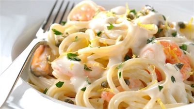 طريقة عمل المكرونة بالسي فود والكريمة بمذاق أحلى من الجاهزة 