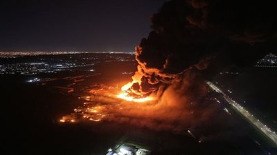 مصابون ونيران وصلت لعنان السماء، انفجارات هائلة تهز منطقة صناعية بالأرجنتين (فيديو)