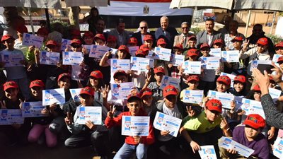 محافظ أسيوط يكرم 65 متميزًا في السباحة خلال زيارته لنادي الشبان المسيحيين (فيديو) 