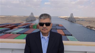 عبور سفينة حاويات عملاقة في رحلتها البحرية الأولى عبر قناة السويس (صور) 