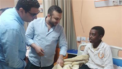نائب محافظ الأقصر يزور مصابي حادث الطريق الصحراوي بمستشفى إسنا (صور)