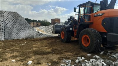 إزالة 16 حالة تعد على أراضي الدولة بالإسماعيلية (صور)