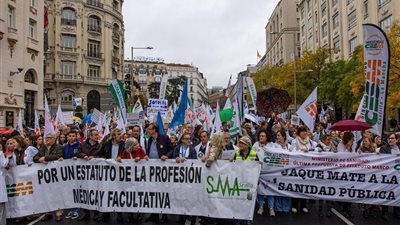 آلاف الأطباء يتظاهرون في إسبانيا للمطالبة بتحسين ظروف عملهم (فيديو وصور)