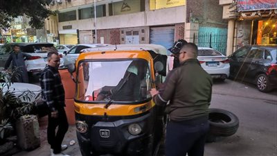 سائق قلبه ميت، ضبط توك توك يسير في أرقي أحياء الدقي (صور)