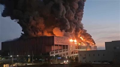 حريق ضخم يلتهم مركزًا لوجستيًا للملابس في كوريا الجنوبية (فيديو) 