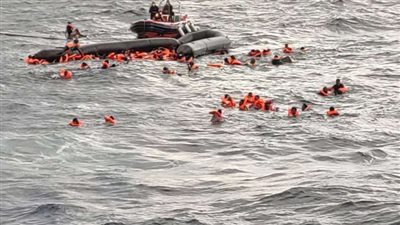 بينهم مصريان، غرق 4 وإنقاذ العشرات في انقلاب قاربي مهاجرين قبالة سواحل ليبيا (صور)