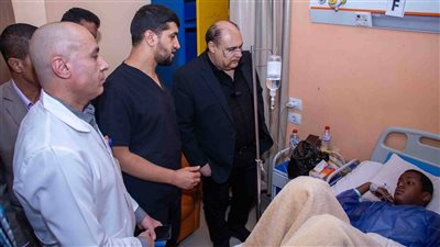 رئيس هيئة قصور الثقافة يزور الطلاب المصابين في حادث طريق إسنا بمستشفى طيبة (صور)