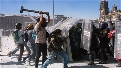 120 مصابا بينهم 100 ضابط في اشتباكات خلال مسيرة لـ 