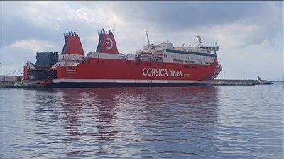 الجزائر تتحفظ على سفينة فرنسية في أحد موانئها 