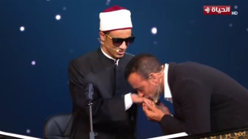 مصطفى حسني يقبل يد